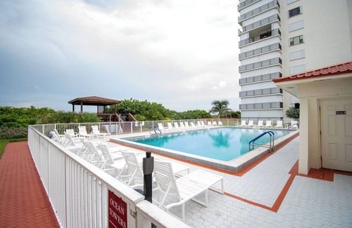Hutchinson Island South Condo | Charming 2-bedroom beachfront condo on beautiful Hutchinson Island