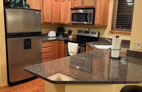 Downtown Leavenworth Condo | Charming 2-bedroom condo in wonderful Leavenworth with Pool, fitness, pickleball