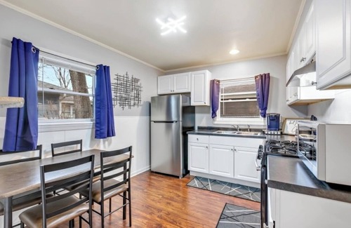 University Park House | Charming 2-bedroom house in amazing Park Forest with WiFi, AC