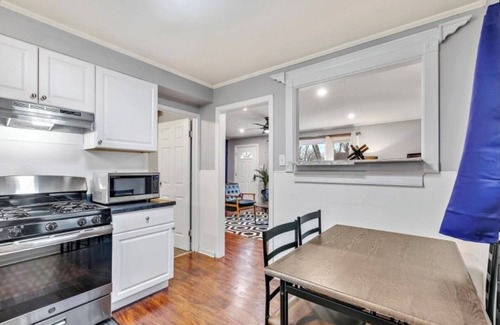 University Park House | Charming 2-bedroom house in amazing Park Forest with WiFi, AC