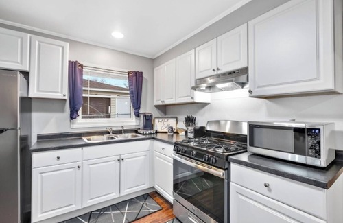 University Park House | Charming 2-bedroom house in amazing Park Forest with WiFi, AC