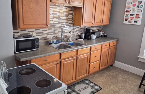 Springfield House | Charming 2-bedroom duplex in brilliant Springfield with AC