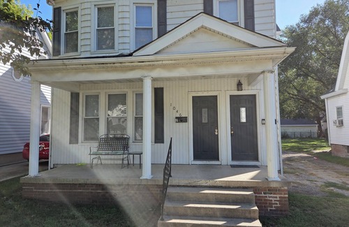 Springfield House | Charming 2-bedroom duplex in brilliant Springfield with AC