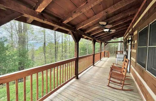 Del Rio Cabin | Charming 2 Bedroom with Loft Bedroom in the Beautiful Smokey Mountains!nn