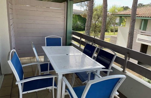 Moliets-et-Maa Apartment | Charming 2-BR Cabin Apt for 6 with Pool Access in Moliets