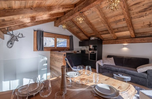 Morzine Ski Chalet | Charming 2-Level Chalet, 10min to Lifts, Morzine Center, Sleeps 4