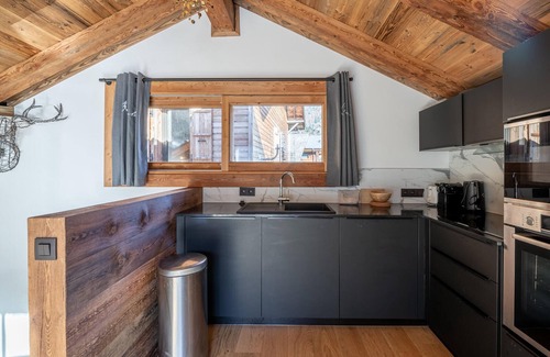 Morzine Ski Chalet | Charming 2-Level Chalet, 10min to Lifts, Morzine Center, Sleeps 4