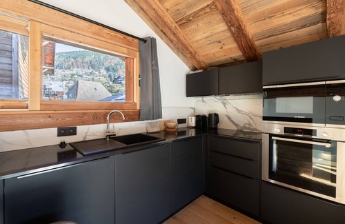 Morzine Ski Chalet | Charming 2-Level Chalet, 10min to Lifts, Morzine Center, Sleeps 4
