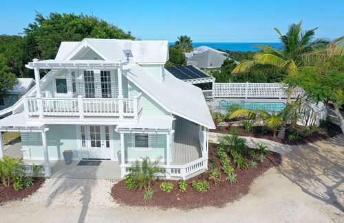 Governor's Harbour House | Charming 2BR Island Cottage with Pool & Generator