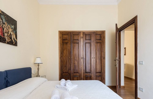 Duomo Apartment | CHARMING 2BED APARTMENT overlooking DUOMO - hosted by Sweetstay