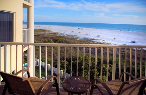 Treasure Island Condo | Charming 2BR Condo: Balcony Beach Views & Pool