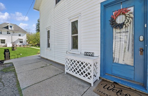Lake Geneva House | Charming 2BR Coach House in Maple Park – Walk to Downtown & Lake
