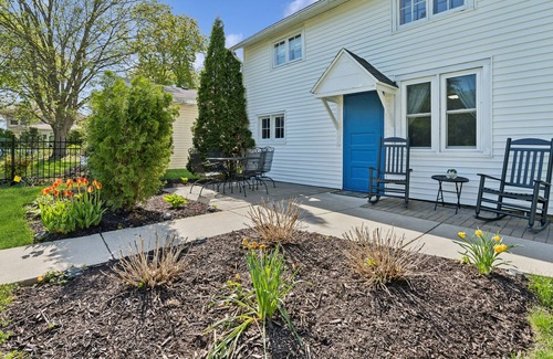 Lake Geneva House | Charming 2BR Coach House in Maple Park – Walk to Downtown & Lake