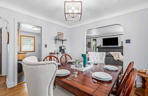Royal Oak Apartment | Charming 2BR Flat | Walk to Downtown Royal Oak