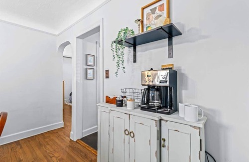 Royal Oak Apartment | Charming 2BR Flat | Walk to Downtown Royal Oak