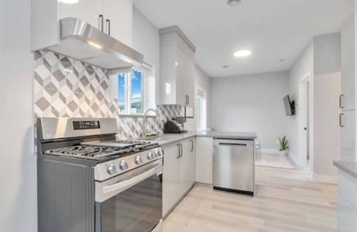 Sunset House | Charming 2BR Lane Way Home