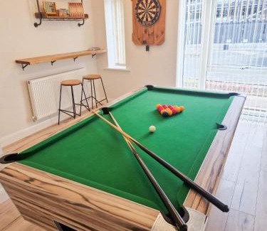 Hull House | Charming 2BR Townhouse with Games Room