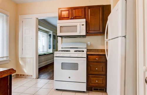 Cleveland Apartment | Charming 2BR 1 bath in the heart of CLE Heights