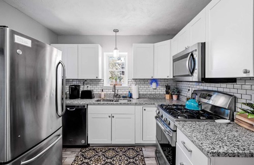 Cleveland Apartment | Charming 3/1.5 Cleveland Home
