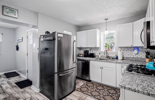 Cleveland Apartment | Charming 3/1.5 Cleveland Home