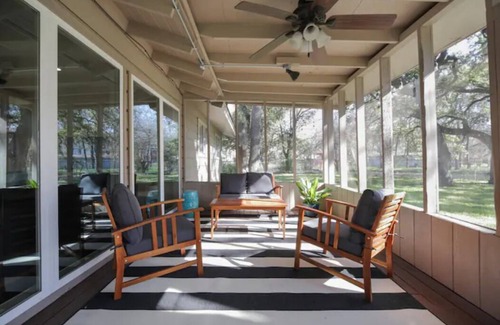 MLK House | Charming 3-BDR East Austin Retreat with Spacious Backyard