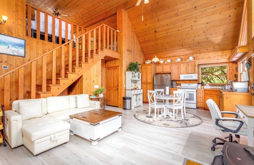 Three Rivers Cabin | Charming 3-bed cabin in amazing Three Rivers with AC, Wi-Fi