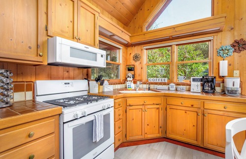 Three Rivers Cabin | Charming 3-bed cabin in amazing Three Rivers with AC, Wi-Fi