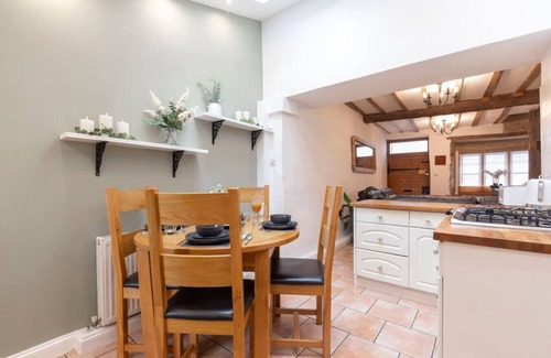 Stroud House | Charming 3-Bed Cottage in Central Stroud