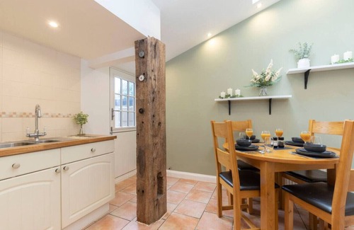 Stroud House | Charming 3-Bed Cottage in Central Stroud