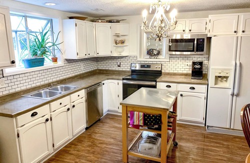 Southwest Colorado Springs House | Charming 3-bedroom historic home in fantastic Colorado Springs with AC, WiFi