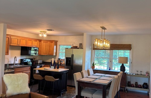 Saratoga Springs House | Charming 3+bedroom house with AC, Fireplace, and WiFi in Saratoga Springs