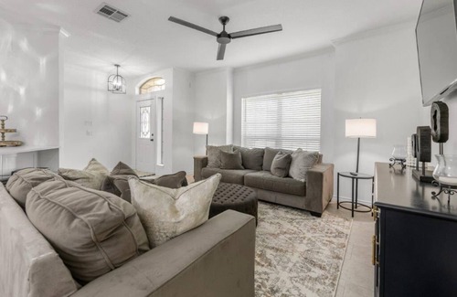 Wellborn House | Charming 3-bedroom townhome with WiFi and AC in College Station