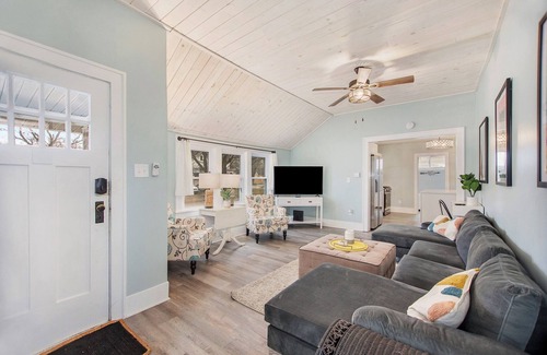 Muskegon House | Charming 3-bedroom, 2 bath house, WiFi, AC in marvelous Lakeside area Muskegon