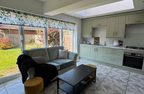 Trafford House | Charming 3-Bedroom, 2 Bathroom home in Urmston, sleeps 5.