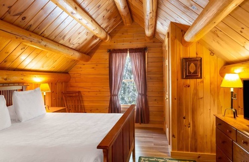 Rangeley Cabin | Charming 3-bedroom cabin with WiFi, fitness room in superb Rangeley Lakes Resort