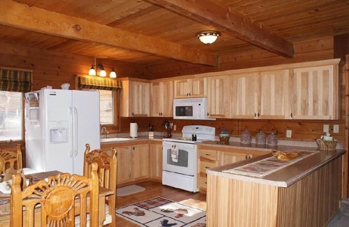 Alpine Cabin | Charming 3 bedroom cabin in the White Mountains, Tal Wi Wi/Alpine with WIFI