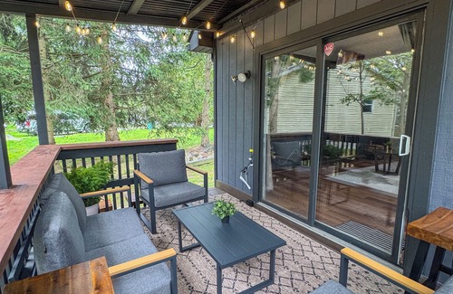 Tobyhanna Ski Chalet | Charming 3-bedroom chalet with WiFi, AC in welcoming Tobyhanna