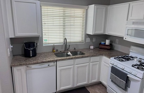 Goodyear Cottage | Charming 3-bedroom cottage with AC and WiFi in Goodyear