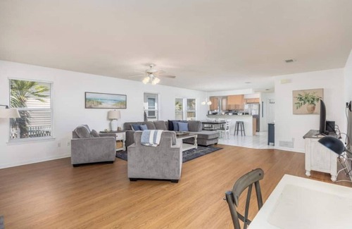 Crystal Shores Cottage | Charming 3-bedroom cottage in fantastic Destin Beach and Pool