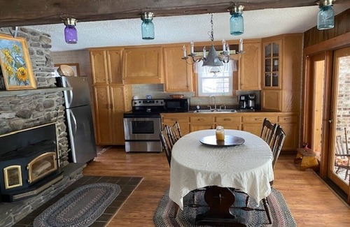 Morris House | Charming 3-bedroom country house with AC, WiFi near Ski Sawmill
