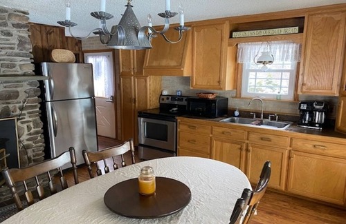 Morris House | Charming 3-bedroom country house with AC, WiFi near Ski Sawmill