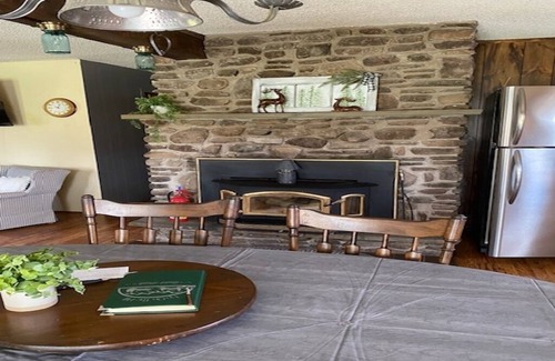 Morris House | Charming 3-bedroom country house with AC, WiFi near Ski Sawmill