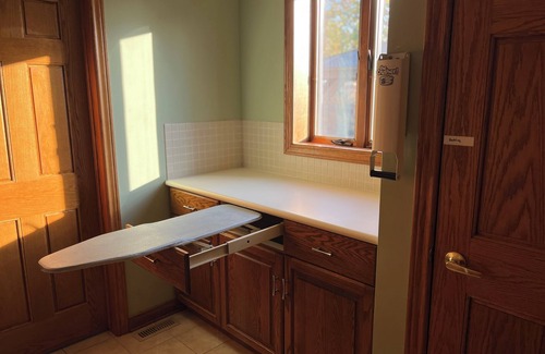 West Lincoln House | Charming 3-bedroom farmhouse with AC and WiFi in Dunnville