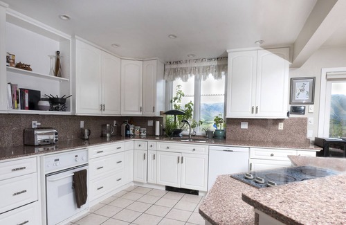 Brush Creek Village House | Charming 3 Bedroom family house with hot tub on 2 acres panoramic views