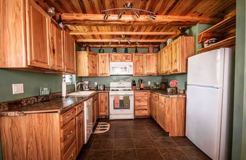 Escanaba House | Charming 3-bedroom Farmhouse with WiFi, AC Hot Tub & Sauna in Escanaba Mi