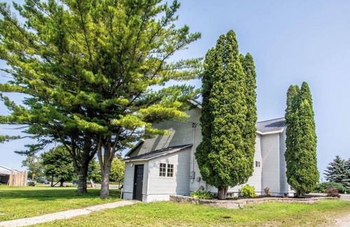 Escanaba House | Charming 3-bedroom Farmhouse with WiFi, AC Hot Tub & Sauna in Escanaba Mi