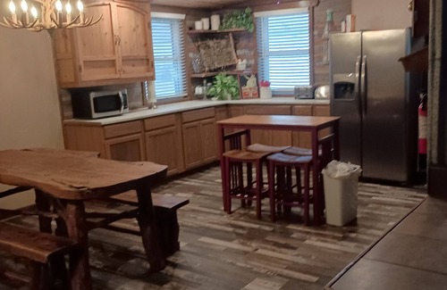 Eufaula Other | Charming 3-bedroom farmhouse in awesome Eufaula with Wi-Fi, ,boat ramp and dock
