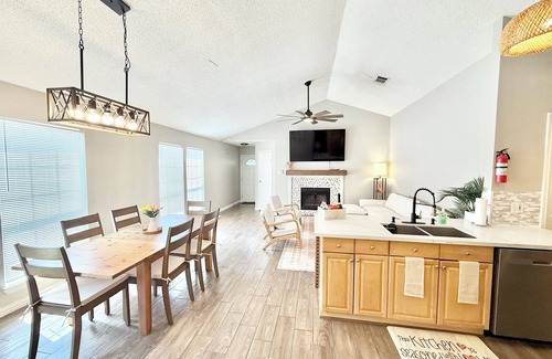 Lewisville House | Charming 3-bedroom house in delightful Lewisville with AC, WiFi