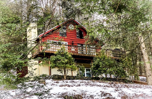 Greentown House | Charming 3-bedroom house with private dock on Lake Wallenpaupack!