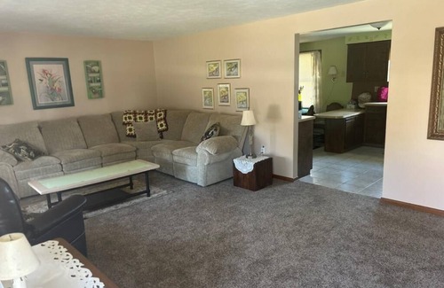 Massillon House | Charming 3-bedroom house with AC and WiFi in Massillon,10 mins from Hall of Fame